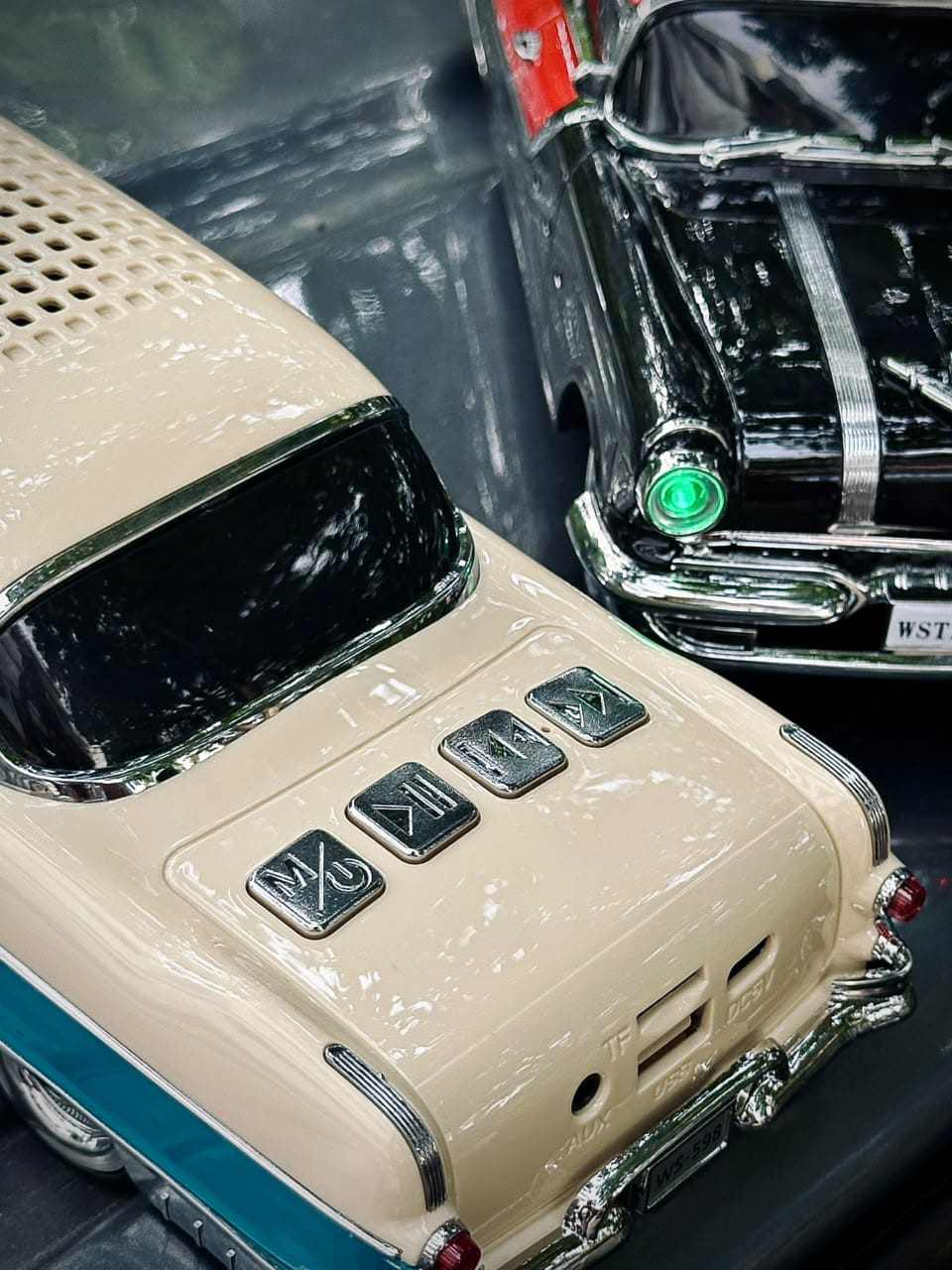 Vintage Car Bluetooth Speaker – Retro Design Vintage car Bluetooth speaker with retro automobile design, glossy finish, chrome detailing, Bluetooth, USB, AUX and TF card support