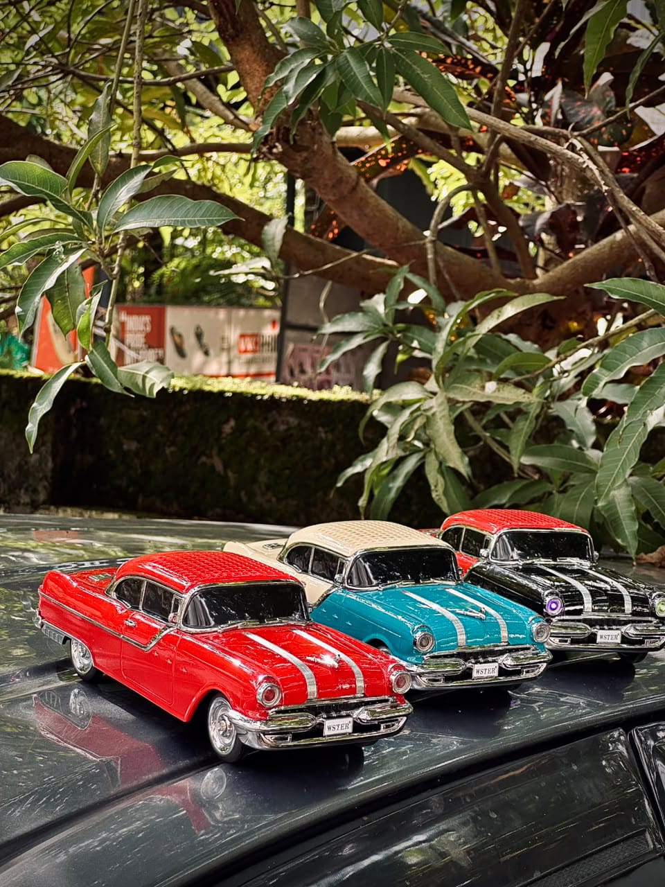 Vintage Car Bluetooth Speaker – Retro Design Vintage car Bluetooth speaker with retro automobile design, glossy finish, chrome detailing, Bluetooth, USB, AUX and TF card support